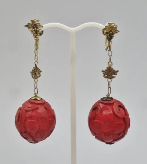 Collier et pendants d'oreille en laque cinabre.
