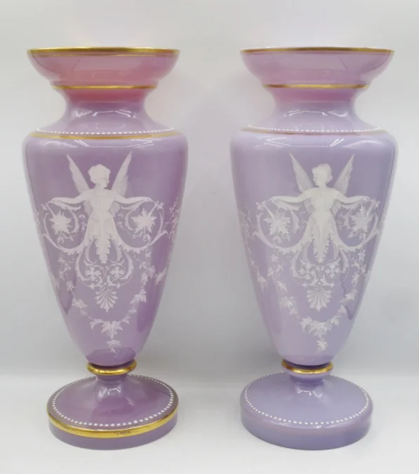 Paire de vases en opaline, XIXe siècle.