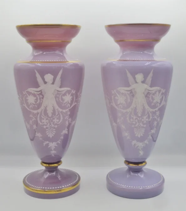 Paire de vases en opaline, XIXe siècle.