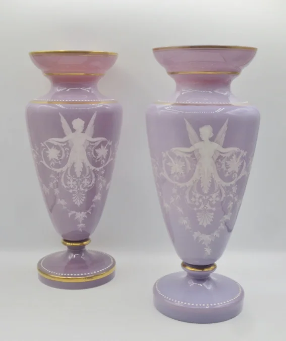 Paire de vases en opaline, XIXe siècle.