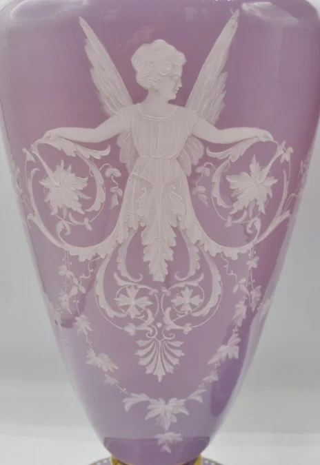 Paire de vases en opaline, XIXe siècle.