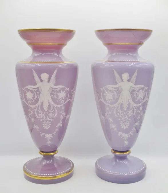 Paire de vases en opaline, XIXe siècle.