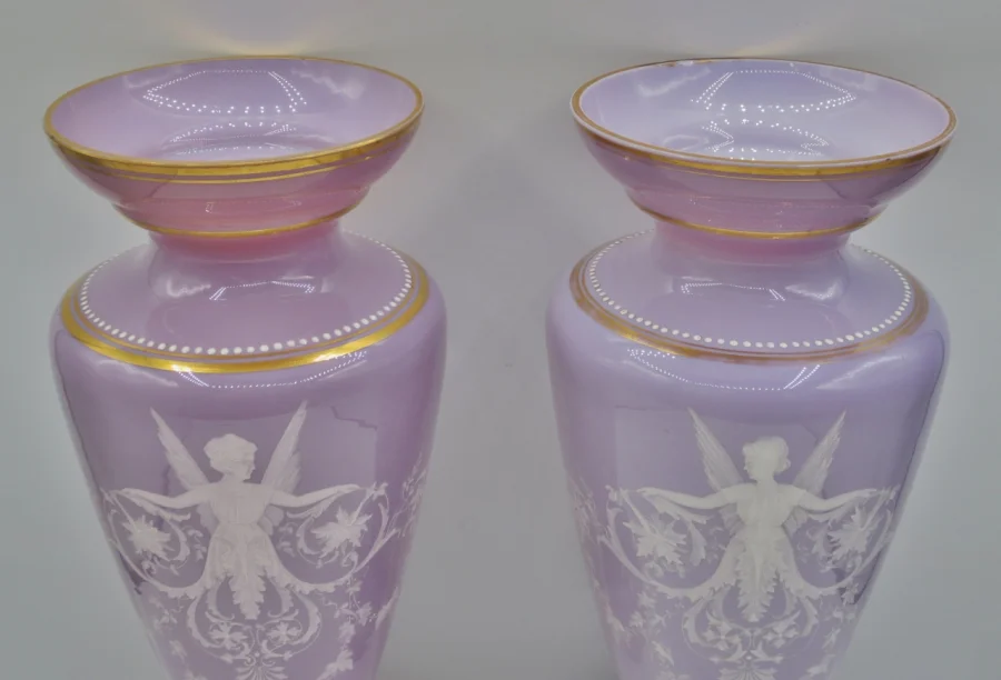 Paire de vases en opaline, XIXe siècle.