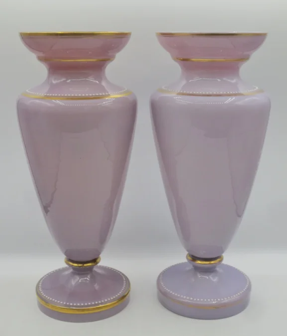 Paire de vases en opaline, XIXe siècle.