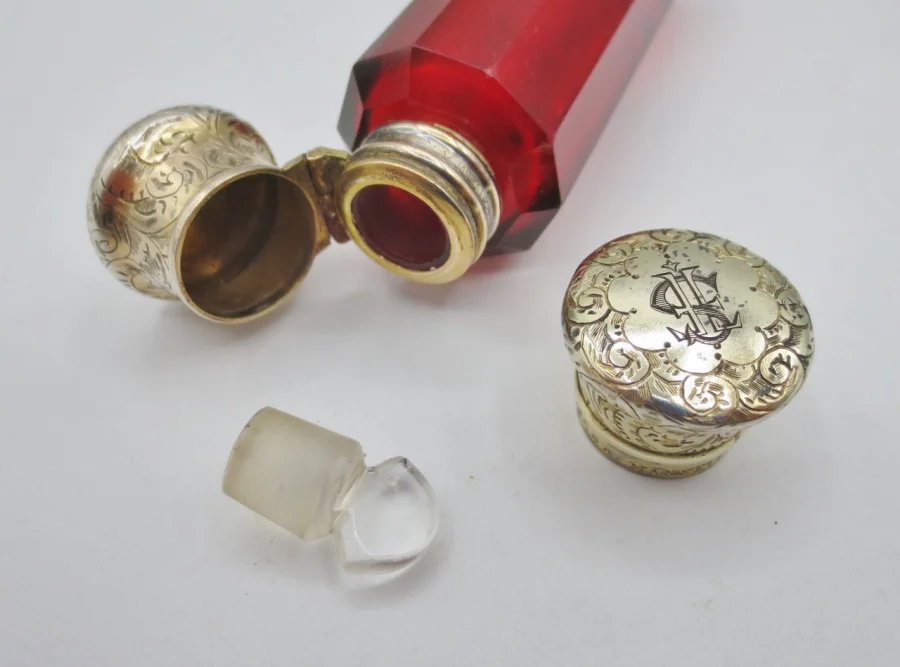 Flacon à parfum cristal et vermeil, XIXe siècle.