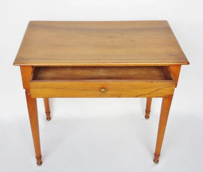 Table à écrire en bois naturel.