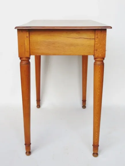 Table à écrire en bois naturel.