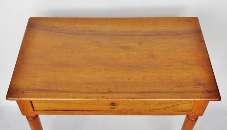 Table à écrire en bois naturel.