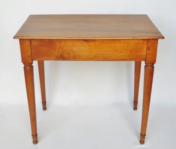 Table à écrire en bois naturel.