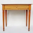 Table à écrire en bois naturel.