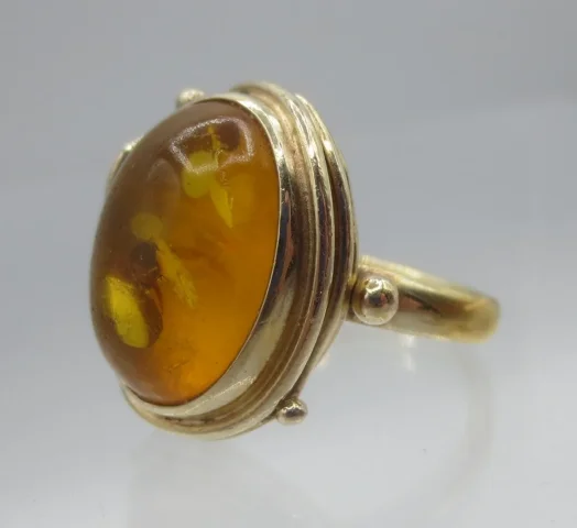 Bague en vermeil et ambre.