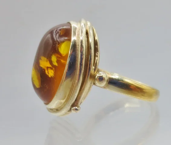 Bague en vermeil et ambre.