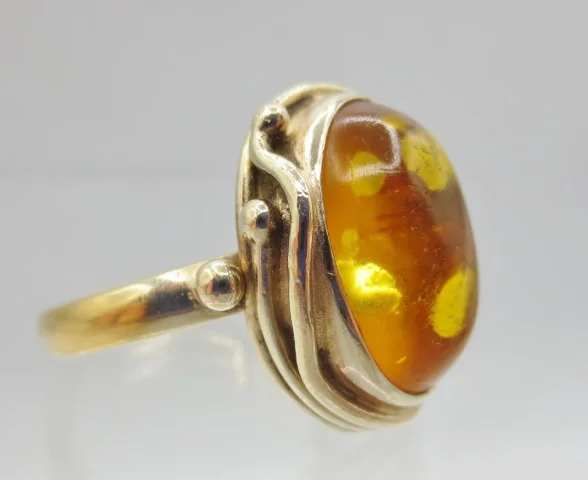Bague en vermeil et ambre.