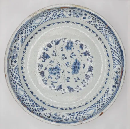 Plat en faïence de Saint Cloud, fin du XVIIe siècle.