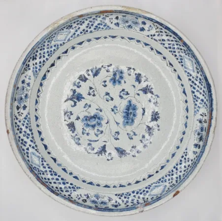 Plat en faïence de Saint Cloud, fin du XVIIe siècle.