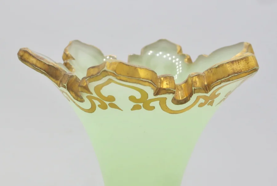 Vases en opaline, XIXe siècle.