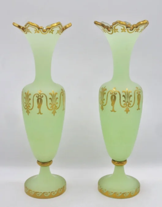 Vases en opaline, XIXe siècle.
