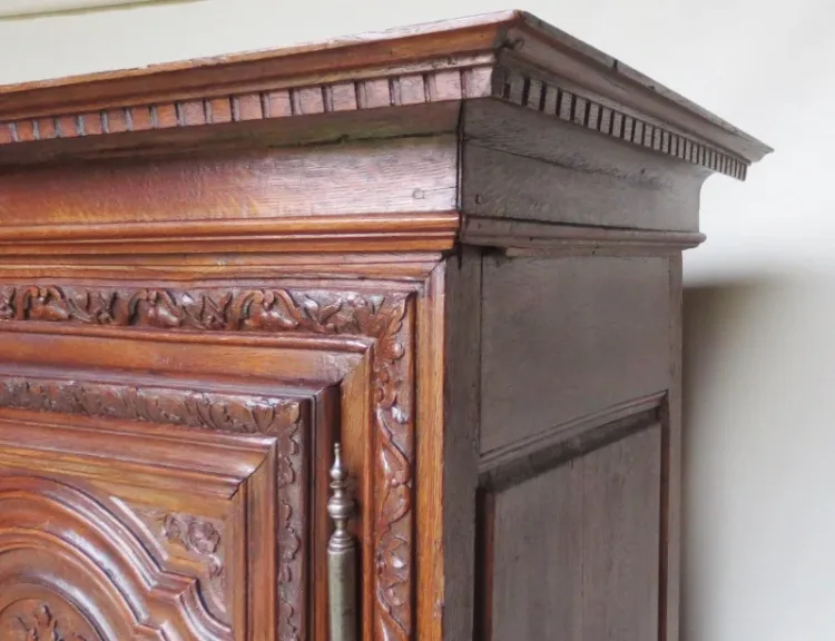 FRANZÖSISCHER SCHRANK AUS DEM 18. JAHRHUNDERT