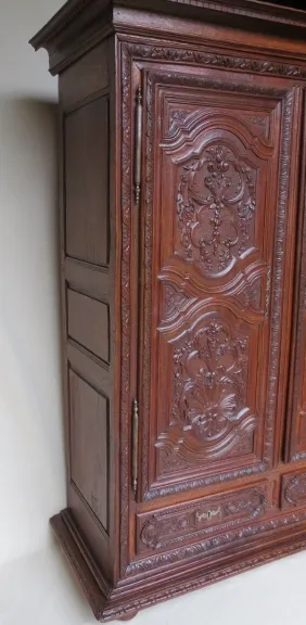 FRANZÖSISCHER SCHRANK AUS DEM 18. JAHRHUNDERT