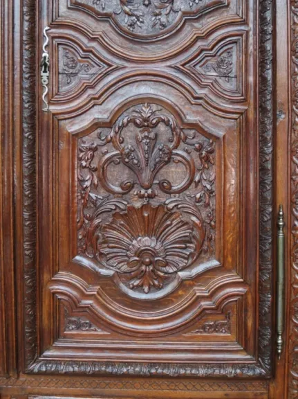FRANZÖSISCHER SCHRANK AUS DEM 18. JAHRHUNDERT