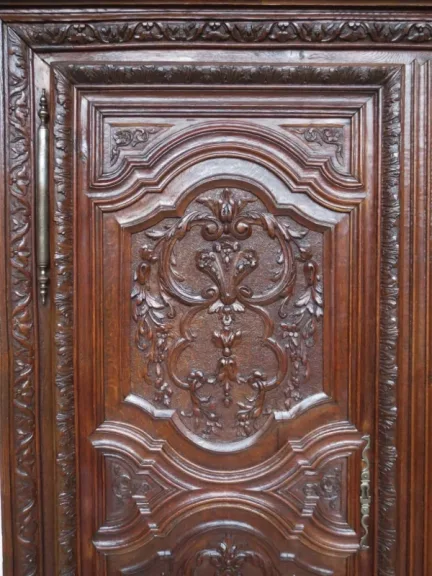 FRANZÖSISCHER SCHRANK AUS DEM 18. JAHRHUNDERT