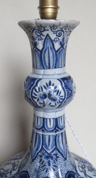Lampe en faïence de Delft.