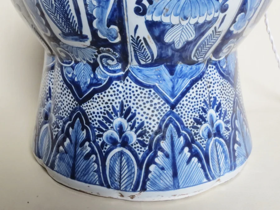 Lampe en faïence de Delft.