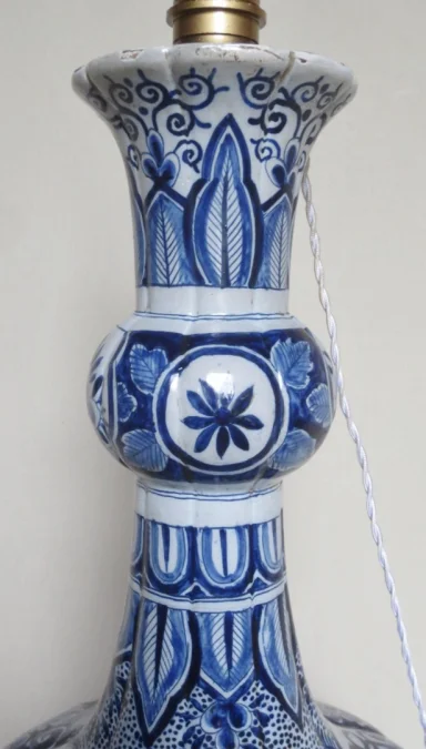 Lampe en faïence de Delft.