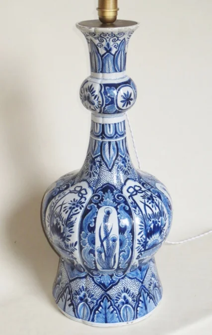 Lampe en faïence de Delft.