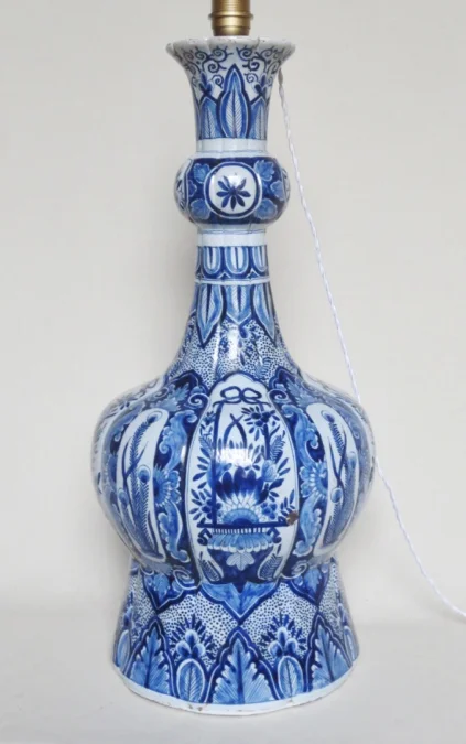 Lampe en faïence de Delft.