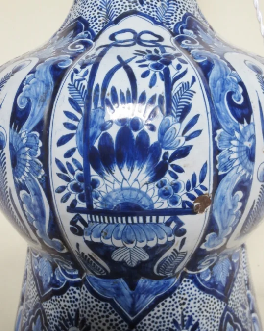 Lampe en faïence de Delft.