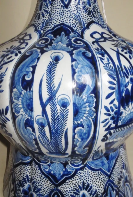 Lampe en faïence de Delft.