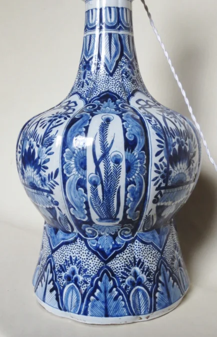 Lampe en faïence de Delft.