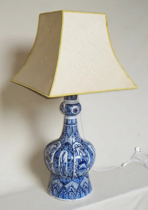 Lampe en faïence de Delft.