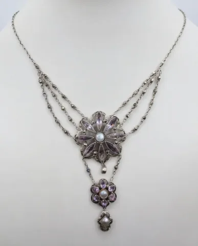 Collier, argent et améthyste, XIXe siècle.