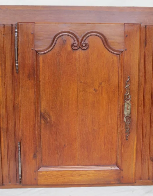 Façade de placard en chêne.