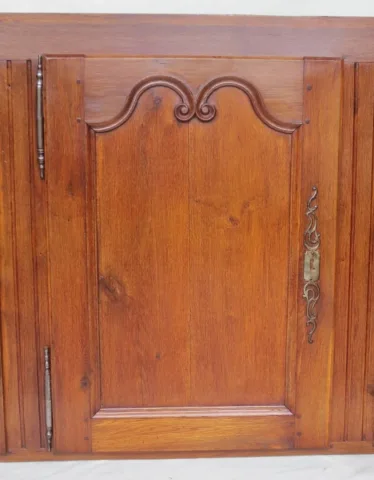 Façade de placard en chêne.