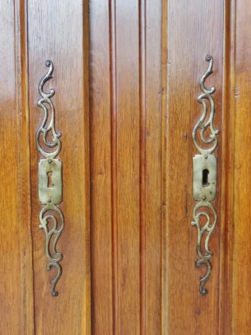 Façade de placard en chêne.