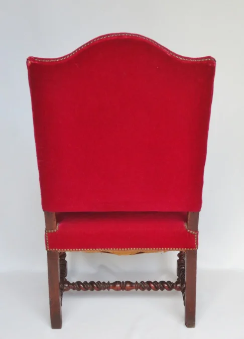 Fauteuil en  noyer, XVIIe siècle.