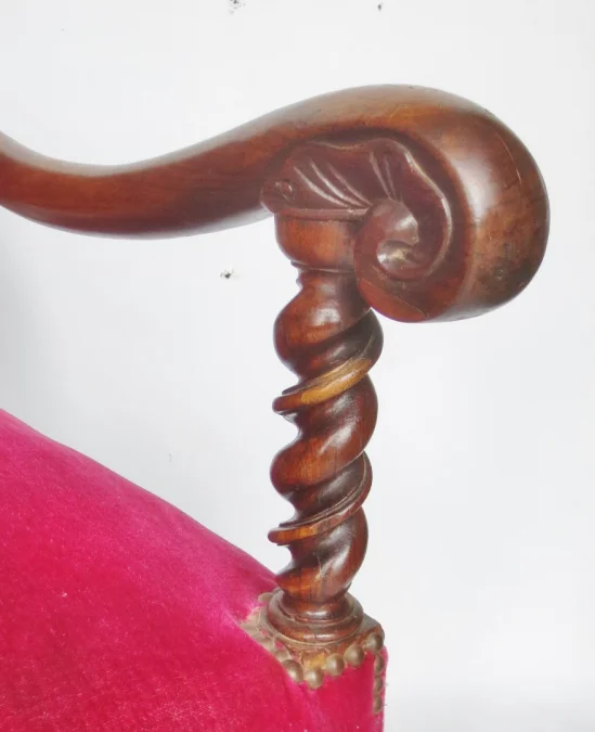 Fauteuil en  noyer, XVIIe siècle.