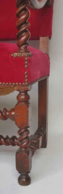 Fauteuil en  noyer, XVIIe siècle.