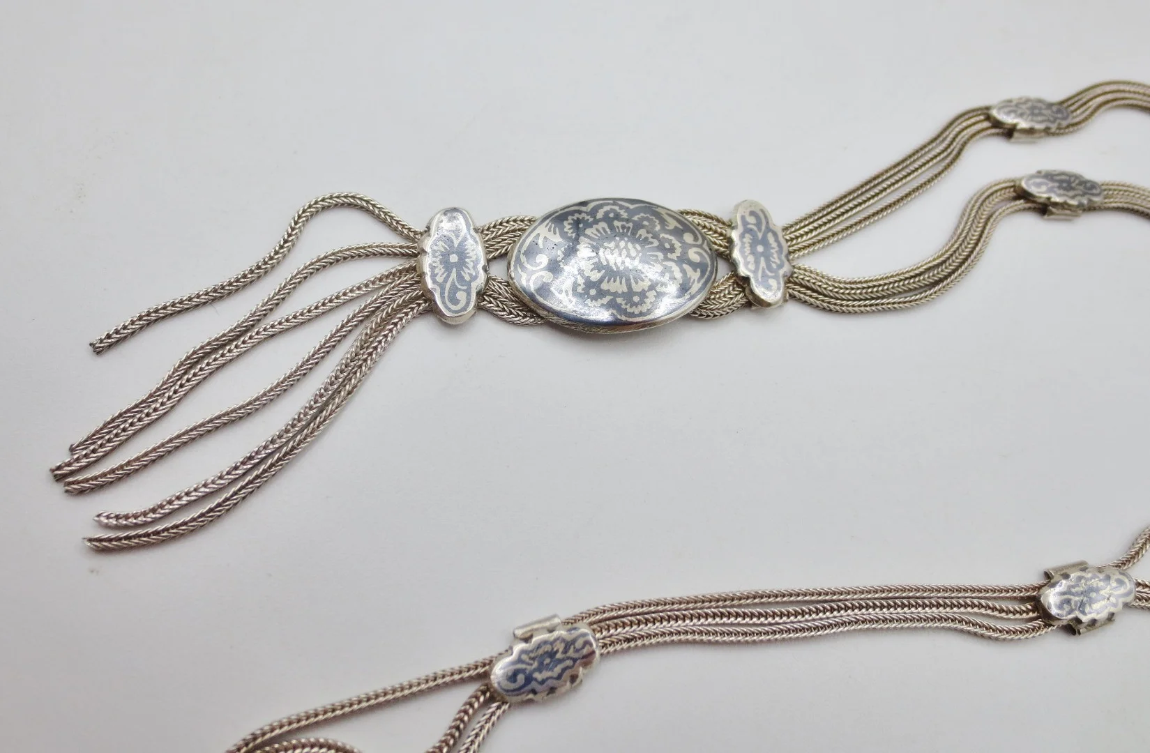Collier en argent niellé, Anatolie.