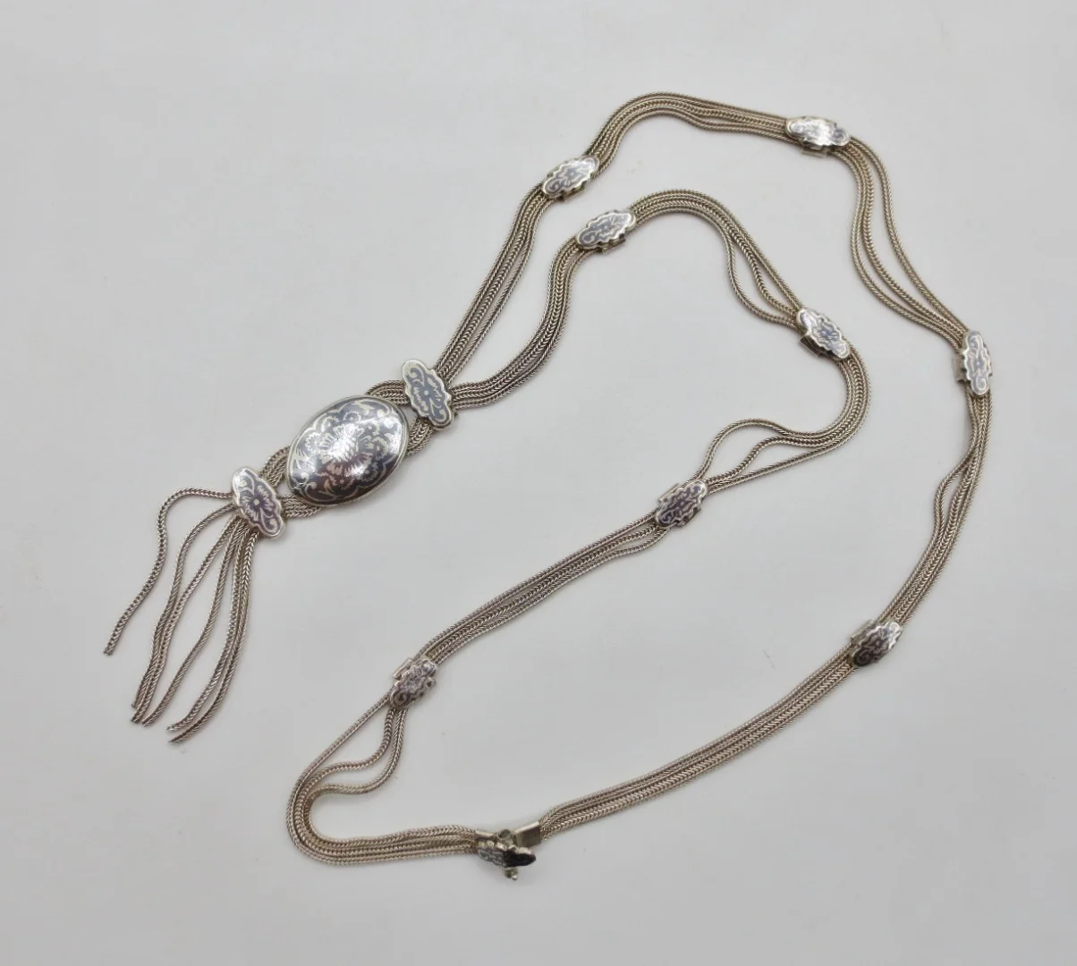 Collier en argent niellé, Anatolie.
