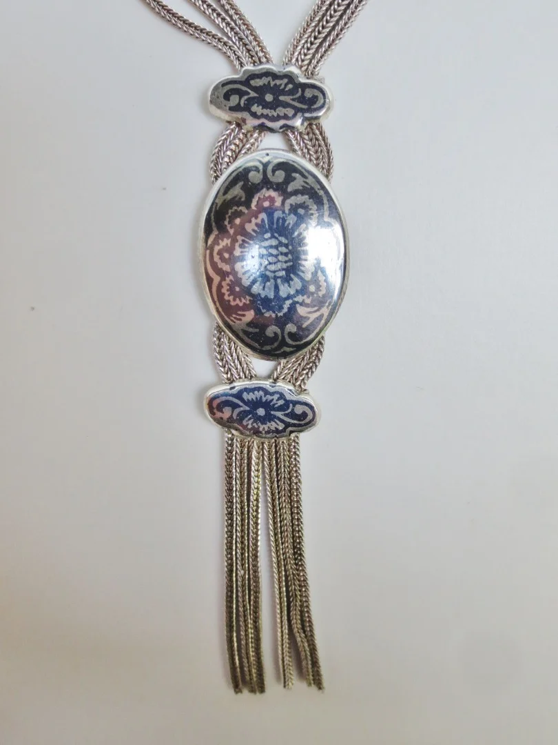 Collier en argent niellé, Anatolie.
