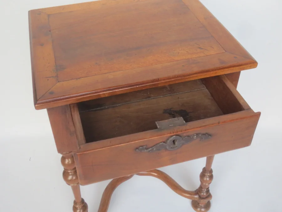 Table de style originaire du Valais en Suisse.