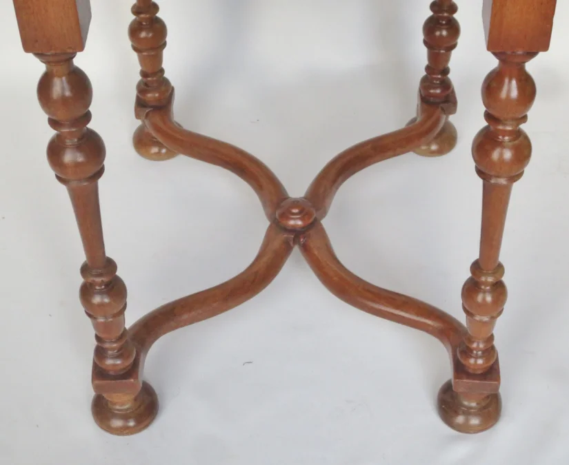 Table de style originaire du Valais en Suisse.