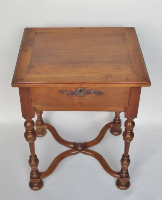 Table de style originaire du Valais en Suisse.