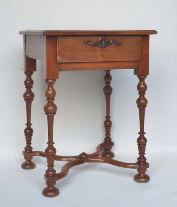Table de style originaire du Valais en Suisse.