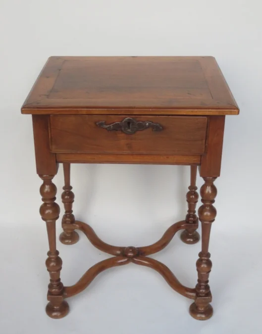 Table de style originaire du Valais en Suisse.