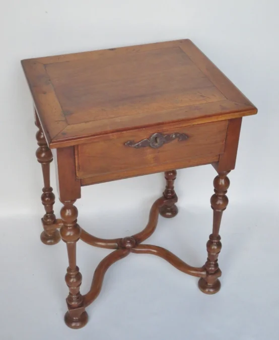 Table de style originaire du Valais en Suisse.